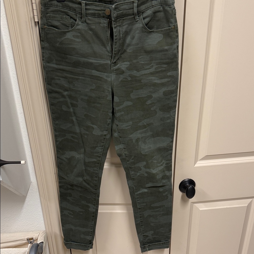 CAMO Sanctuary Women's Camouflage Skinny Jeans